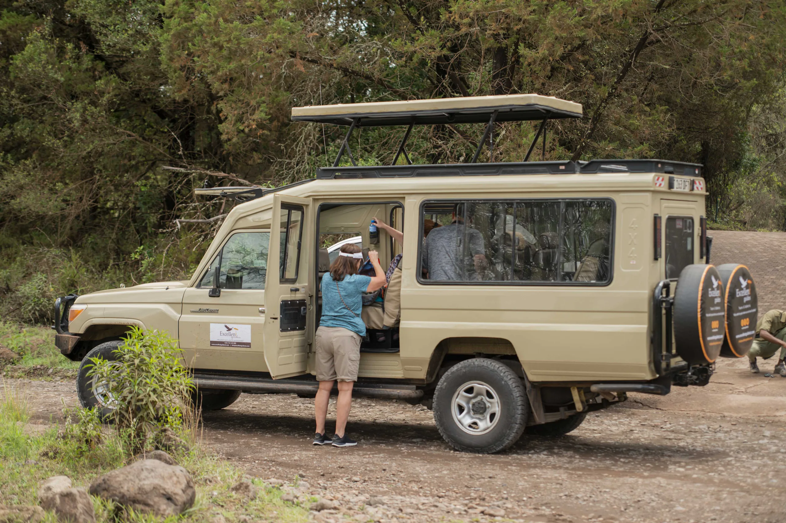 Guests stepping into an Excellent Guides safari Land Cruiser